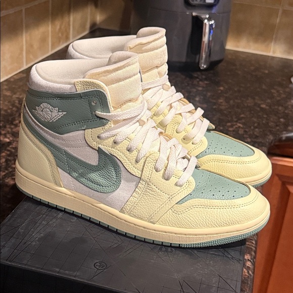 🎄 Christmas Sale 🎄 Size 10 Nike Air Jordan 1 Green Beige & White - Worn Once - Picture 2 of 13